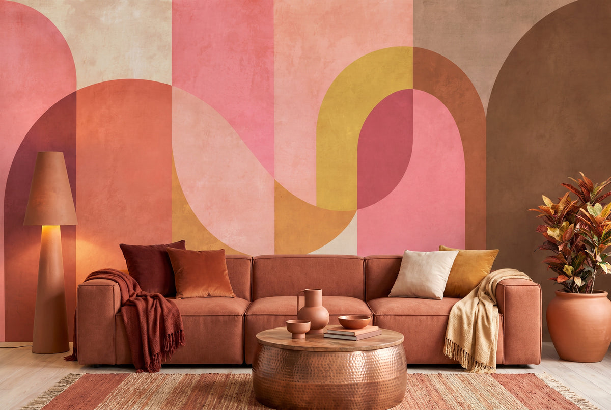 Behang Color Crush in een woonkamer, bogen en vlakken in roze, terracotta, oker en bruin