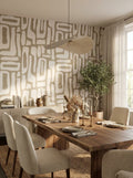 Behang Earth Whisper in een eetkamer, grafisch patroon van organische blokvormen in taupe en gebroken wit