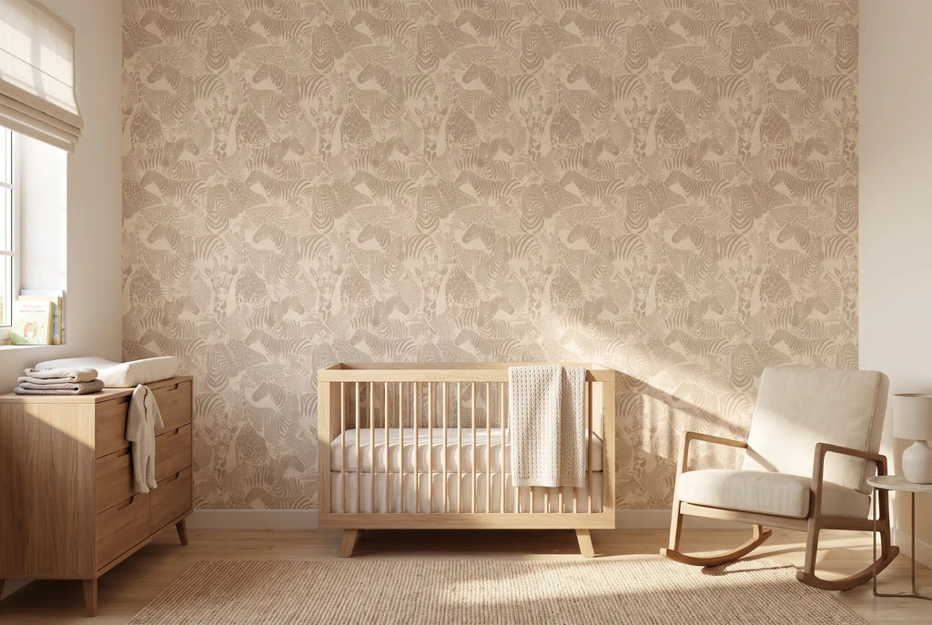 Behang Zebra Safari Taupe in een babykamer, toon-op-toon patroon van zebra's en giraffen in taupe
