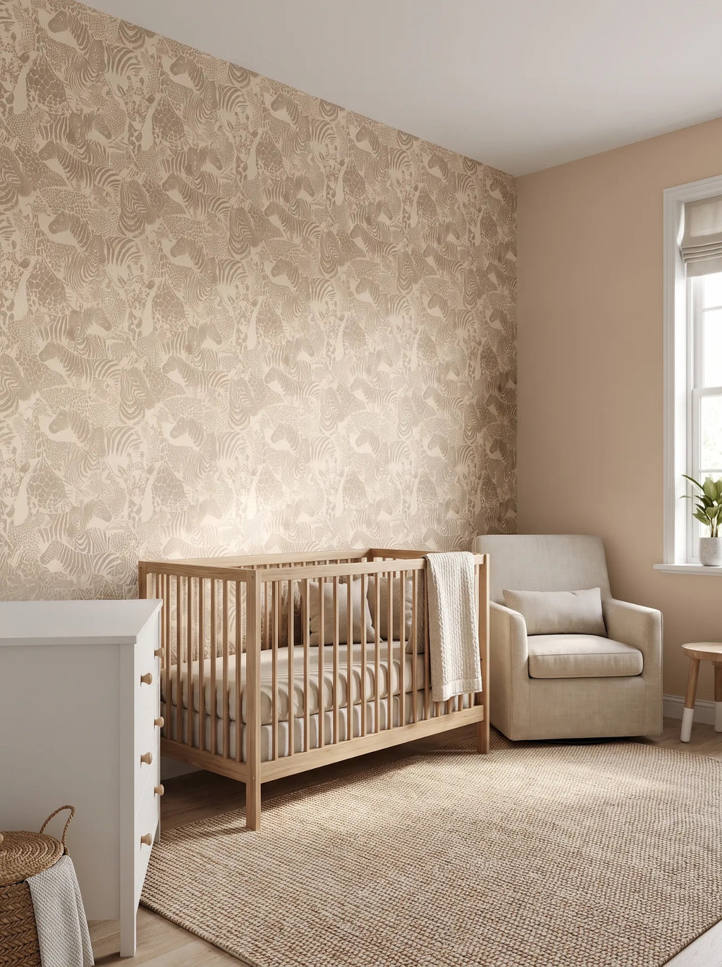 Behang Zebra Safari Taupe in een babykamer, toon-op-toon patroon van zebra's en giraffen in taupe