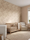 Behang Zebra Safari Taupe in een babykamer, toon-op-toon patroon van zebra's en giraffen in taupe