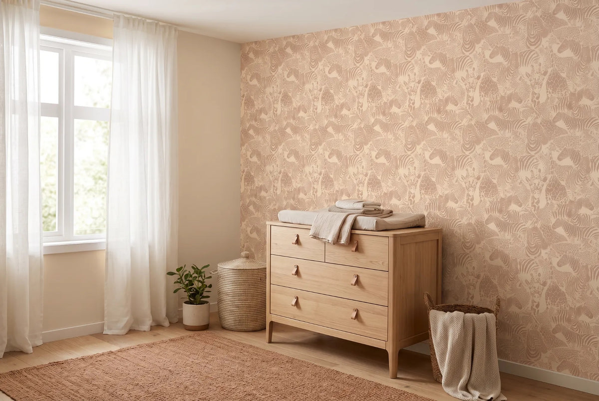 Behang Zebra Safari Terra in een babykamer, toon-op-toon patroon van zebra's en giraffen in terra